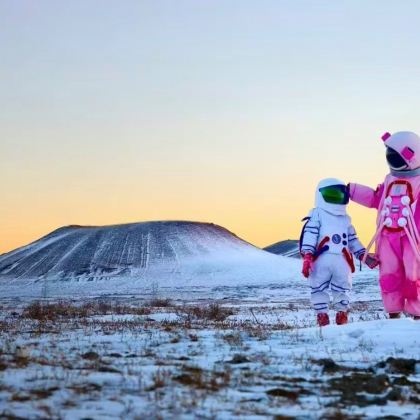 户外活动·内蒙古响沙湾5/6日亲子营 | 4种地质地貌奇观-【黄河大峡谷+蓝色冰河+响沙湾沙漠+可选乌兰哈达火山】 | 10+local玩法-【沙漠滑雪+悬崖火锅+骑骆驼+全地形车+冰钓...】，入住五钻莲花酒店 & 大乐之野悬崖酒店