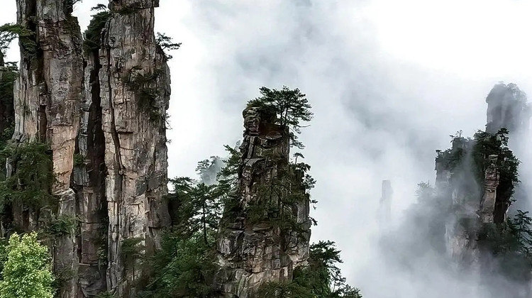 长沙+韶山+张家界国家森林公园+天门山国家森林公园+凤凰古城+芙蓉镇5日4晚跟团游· 一价全含·双古镇·双夜游·双表演