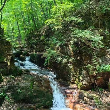 辽宁桓仁枫林谷森林公园+望天洞+五女山博物馆+桓仁江南水镇2日1晚跟团游