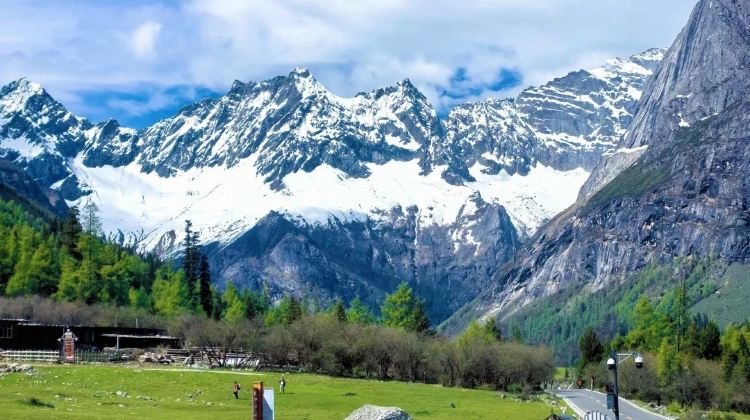 6-D Western Sichuan Private Tour: Chengdu, Jiuzhaigou, Huanglong National Scenic Area, Sanxingdui Museum, Mount Siguniang | Sichuan Face-changing Performances + Tea Art Shows + Tibetan Costume Photography·  