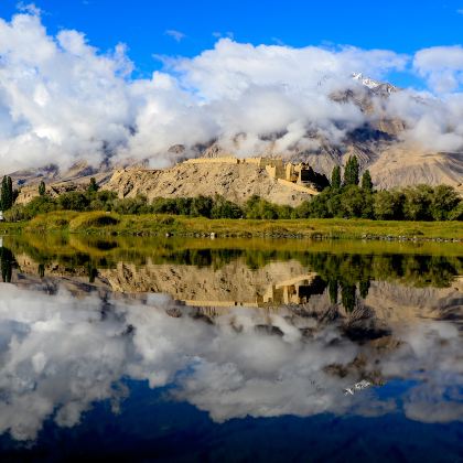 新疆喀什市+慕士塔格冰川公园+盘龙古道+红其拉甫国门4日3晚拼小团