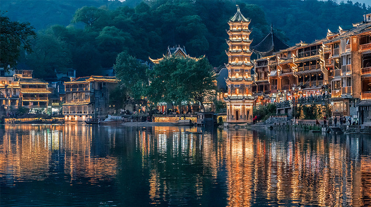 长沙+韶山+张家界+芙蓉镇+凤凰5日4晚私家团·快速通道免排队·必乘景交全含【升级：韶山讲解员+高铁2H直达张家界】『口碑榜4钻：长沙自选酒店+武陵源君宜庭院+凤凰念楃/念赫（江景房）』 赠：无人机航拍+沱江游船