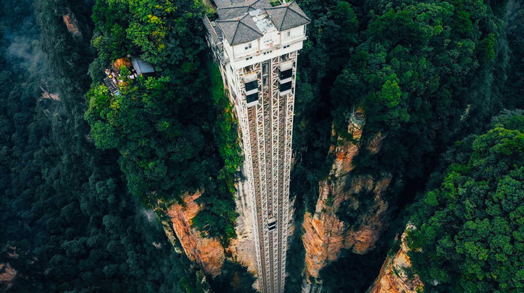 长沙+张家界+天门山+凤凰5日4晚跟团游·【楚韵翠微】20人纯玩·6大VIP免排队（重磅天门山7455米索道VIP）凤凰指定温德姆+必乘景交全含<阿凡达袁家界+天子山+玻璃栈道+芙蓉镇+凤凰3景泛舟>赠魅力湘西+百龙天梯+苗服换装