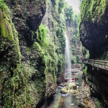 湖北武汉+武当山风景区+神农架风景区+恩施大峡谷+三峡大坝旅游区8日7晚跟团游