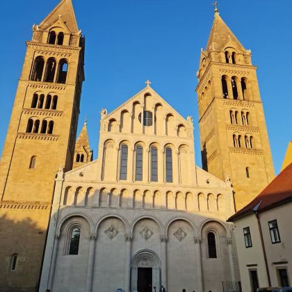 匈牙利布达佩斯+巴拉顿湖+黑维兹湖浴+佩奇4日3晚私家团