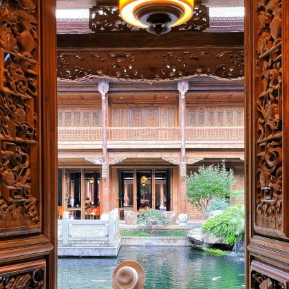 云南昆明+建水+抚仙湖+弥勒+普者黑景区5日4晚私家团