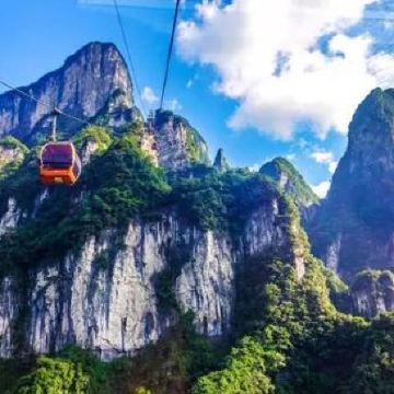 长沙+张家界+武陵源+天门山+凤凰5日4晚跟团游