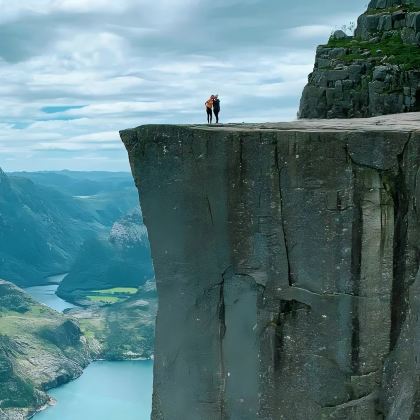 挪威+塞尼亚岛+罗弗敦群岛+布道台+卑尔根鱼市+盖朗厄尔峡湾+哈当厄尔峡湾+大西洋之路15日13晚跟团游