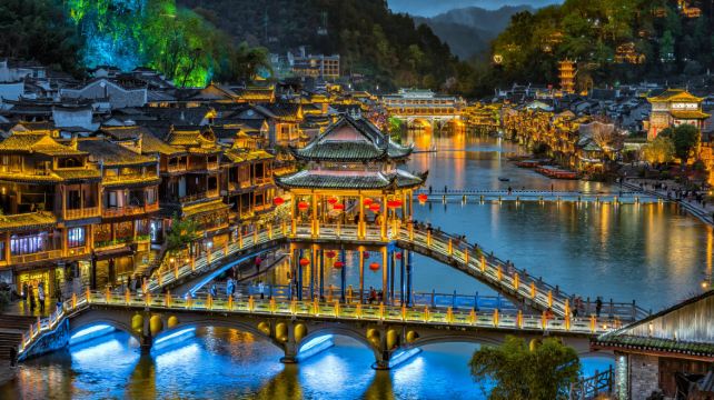 张家界+天门山+凤凰4日3晚跟团游·12人封顶小团+赠772元出行礼包+2+1高顶商务车+（4成人升级碧桂园别墅）VIP通道+苗服换装+核心景区森林公园+袁家界+百龙天梯+天门山+芙蓉镇+凤凰+凤凰三景+泛舟+赠72奇楼夜游