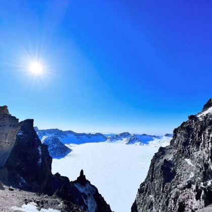 长白山景区+长白山天池+长白山仙峰雪岭景区+老里克湖+大泉河(魔界)漂流+长白山红松王滑雪场+聚龙泉养生会馆3日2晚拼小团