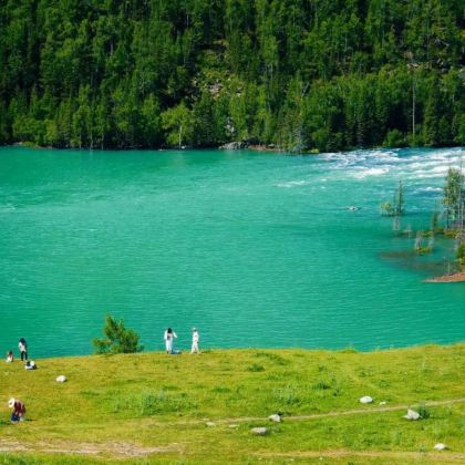 新疆北疆+乌鲁木齐+阿勒泰地区禾木风景区+喀纳斯景区+世界魔鬼城+博乐赛里木湖+伊犁那拉提旅游风景区10日9晚拼小团