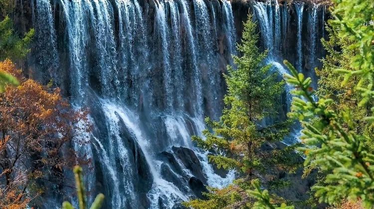 3-Day Autumn & winter pre-sale: Jiuzhaigou & Huanglong · Foliage & Travertine Pools — free VIP lounge access and upgrade to InterContinental Resort Jiuzhai Paradise