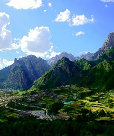9D8N • 'Sacred Landscapes, Tibetan Charm' 9D8N Tour of Gannan and Qinghai, Tibetan Family Visit + Hand–Painted Thangka Experience & Travel Comfortably in a 2 + 1 Luxury Coach, with Star–Rated Accommodations and Premium Meals & All Attractions Included, No Hidden Tricks