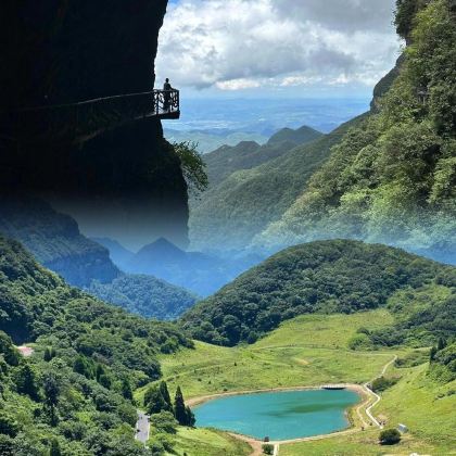 重庆龚滩古镇乌江画廊+蚩尤九黎城+白公馆+磁器口古镇+李子坝观景台+解放碑步行街+洪崖洞民俗风貌区+黑山谷风景区+万盛石林7日4晚跟团游