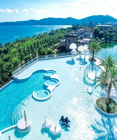 2 дня1 ночь • Остановитесь в курортном отеле HUALUXE Sanya Yalong Bay Resort, расположенном в «первом заливе мира»,В отеле предусмотрены разнообразные семейные развлекательные программы и бассейн «Облака», где дети весело играют и отдыхают