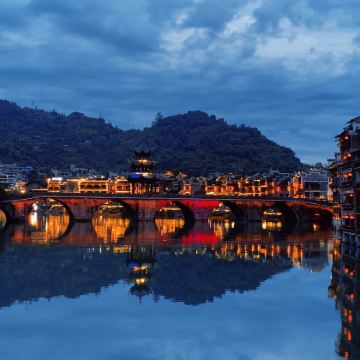 贵州贵阳+黄果树景区+荔波+西江千户苗寨+镇远县+梵净山6日5晚跟团游