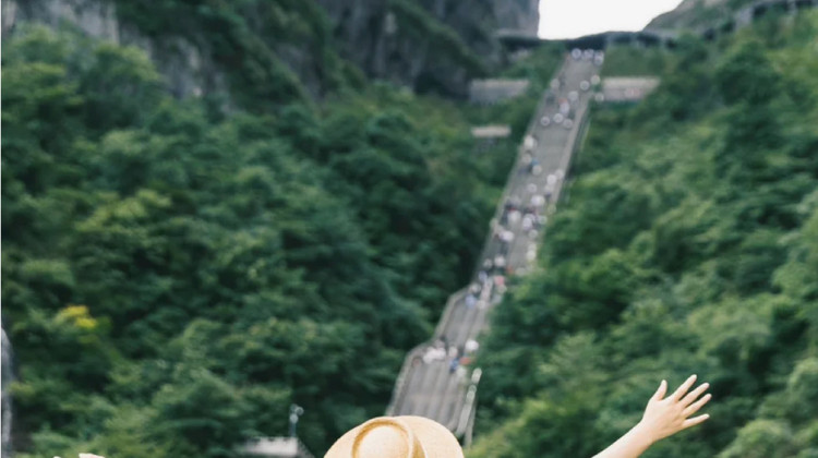 张家界+天门山3日2晚拼小团·【楚韵奇境】6人纯玩，景区VIP快速通道，商务保姆车，指定希尔顿+野奢漫岩山居观日出|金鞭溪/黄石寨/袁家界/杨家界•7455米索道+玻璃栈道VS玻璃桥，赠百龙天梯+黄石寨往返索道+杨家界索道