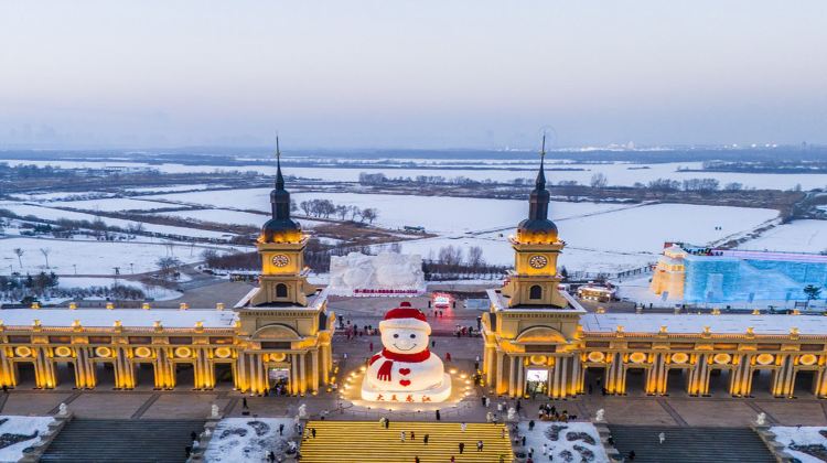 4-Day 8-person small group · Harbin + Mohe. free themed-costume shooting & water-splash-to-ice activity on consultation. Snow-country train sleeper: Arctic Village
