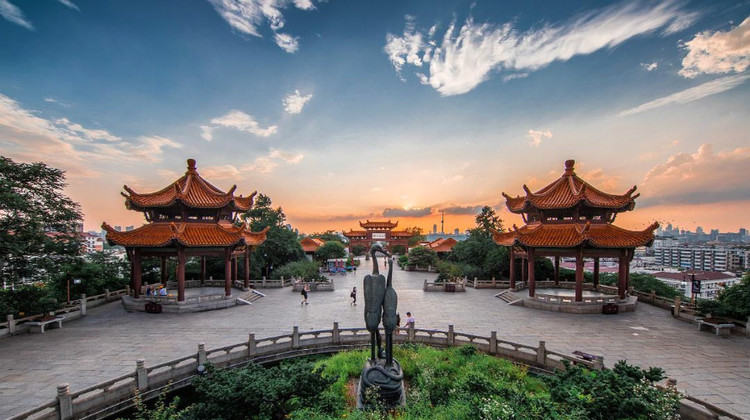 武汉5日4晚私家团·『全景武汉•遇见江城•专属1单1团』任性1次玩个够+乘坐夜游长江游船+赠讲解聆听省博+漫步东湖，访百年名校•武汉大学+古德寺+黎黄陂路+昙华林+登高黄鹤楼+光谷空轨•凌空飞行『符合您的定制游』