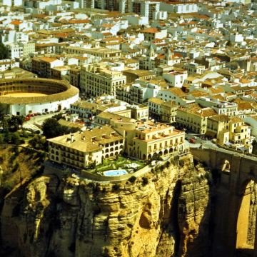 西班牙巴塞罗那+格拉纳达+塞维利亚+葡萄牙里斯本5日4晚跟团游