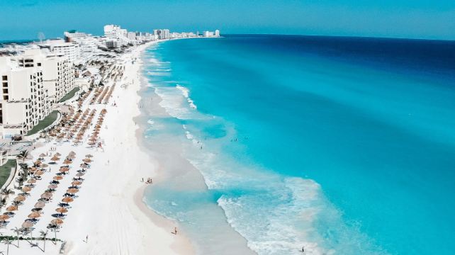 <9天>【16人團 · 墨西哥坎昆雙城深度遊】優選型坎昆沙灘全包酒店+坎昆進墨城出+含內陸段機票·瓜達盧佩聖母院+日月金字塔+奇琴伊察+粉紅湖+觀賞火烈鳥+基爾/杜恩天坑+女人島出海浮潛+1天自由行(可選圖倫)