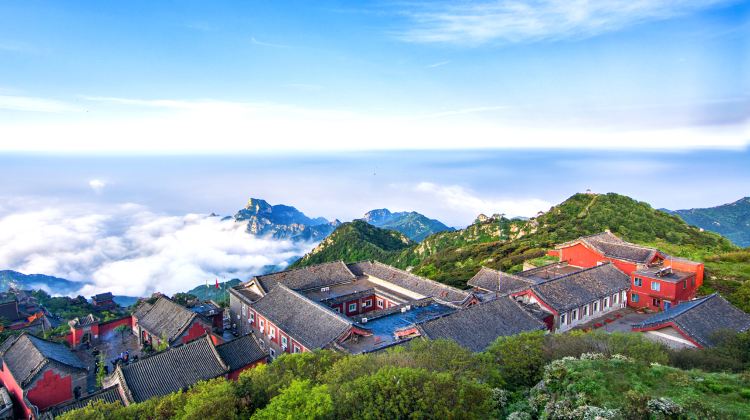 <4天>【4日3晚 · 旅行团 · 游泉城济南＋登东岳泰山＋访圣城曲阜｜3晚市区5钻酒店｜12人精品小团｜赠双演出·封禅大典＋非遗体验｜导游精讲｜1对1管家服务】·金牌导游精讲+赠皮影戏观演+岱庙精讲+省博+泉水茶+山顶祈洪福+U型玩法+品尝当地特色餐