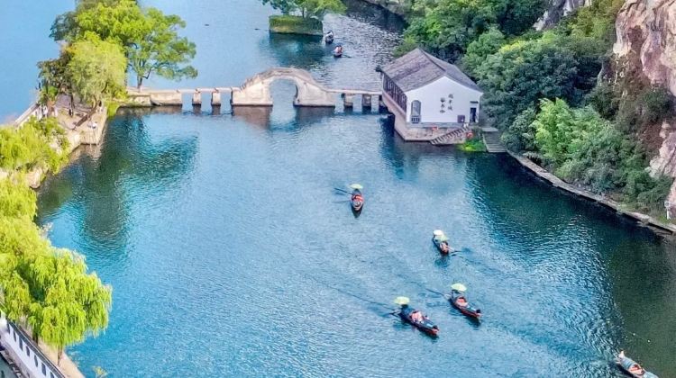 【5日4晚 · 旅行团 · 西游拾光3天延住2天｜杭州＋乌镇＋绍兴｜亲子江南趣游·乌镇提灯走桥·绍兴寻鲁迹·西湖览胜｜茶点DIY ＋浙大漫步｜留足自由时光】·  
