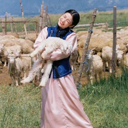 呼和浩特+希拉穆仁草原+乌兰哈达火山地质公园+响沙湾4日3晚跟团游