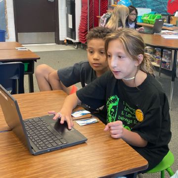 优选夏校·3周插班加州奇诺岗学区内1-12年级本地暑期班 | 可亲子寄宿家庭 | 中国学生比例低 | 走入美国学校教室，与当地学生一同运动游戏学习 浸泡式英语环境  和美国同学交朋友，三周寄宿家庭融入美式生活