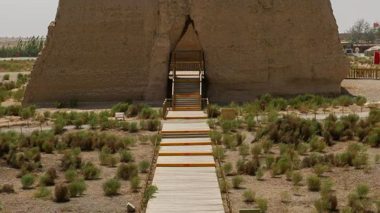 5-Day Private Tours: Dunhuang, Mingsha Mountain Crescent Spring, Yulin Grottoes, Yang Pass, Yumen Pass, and Dunhuang Yardang National Geopark | Complimentary Children's Tickets to the Mogao Grottoes and A-class Ticket·  