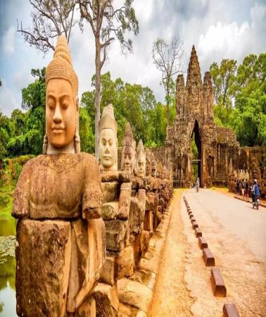 5D4N • 5-Day 4-Night Group Tour of Cambodia: Phnom Penh + Siem Reap | 9-person boutique small group | Arrive and depart from Phnom Penh | No shopping | Expert Chinese-speaking guide | In-depth tour of the Royal Palace of Cambodia | Bayon Temple | Angkor Wat | Phnom Bakheng 