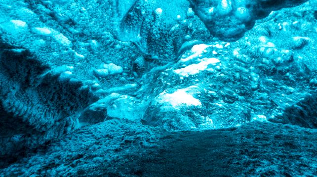 <8天>【铁发 30人极地探险团 冰岛环岛全览】·世界尽头1号公路：蓝冰洞探秘+观鲸+冬季偶遇极光+米湖+黄金圈+斯奈山+钻石海滩+黑沙滩+东部峡湾+火山口徒步