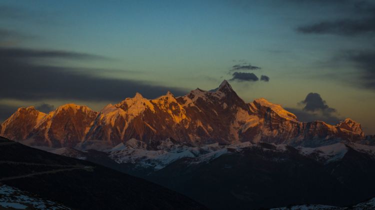 9D8N · Group Tours · Chian + Tibet + Lhasa + Potala Palace + Nyingchi + Basum Tso + Laigu Glacier + Lulang Forest + Bomi + Yamdrok Lake 