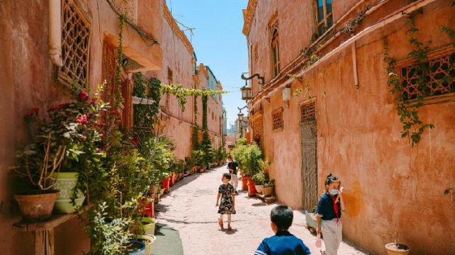 2-Day China Xinjiang Essential Sightseeing Private Tour·Kashgar and Taxkorgan丨Karakul Lake, Stone City and Golden Grass Beach