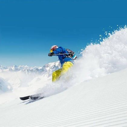 新疆阿勒泰市+喀纳斯景区+白哈巴景区+禾木风景区+将军山国际滑雪度假区4日3晚拼小团