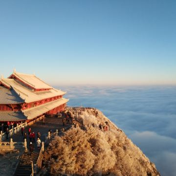 峨眉山市+乐山大佛+都江堰景区+仁寿黑龙滩+成都6日跟团游