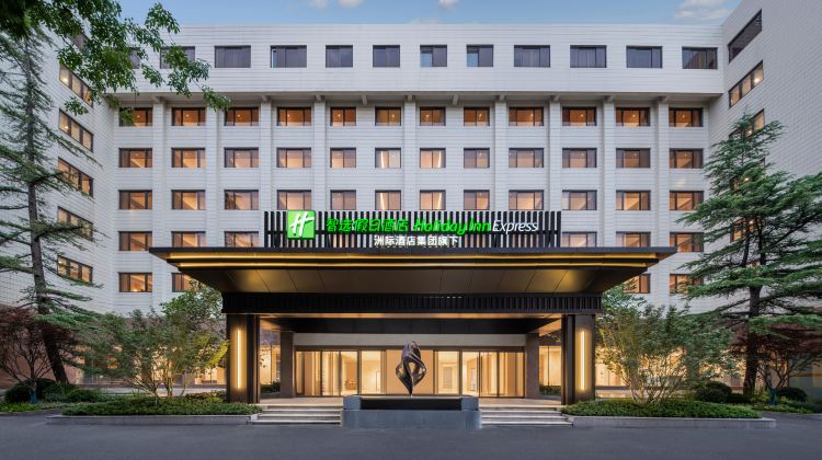 7-Day Imperial Beijing & Modern Shanghai - 6N in Holiday Inn by IHG