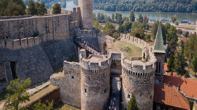 塞尔维亚贝尔格莱德4日3晚跟团游·经典行程+塞尔维亚4日游+18人精致小团/无购物+玩+共和国广场+圣萨瓦教堂+Karlovci小镇+彼得罗瓦拉丁堡垒+ +服务+免签+专业英文导游+接送机服务+品质酒店+多自由活动