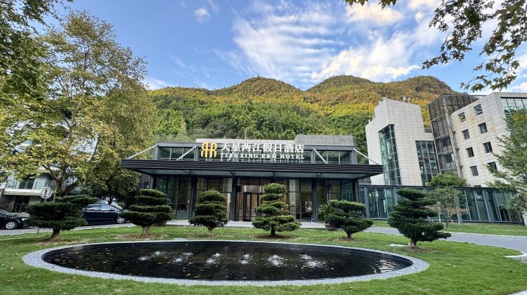 5D4N · Group Tours · A deep dive into Jinfo Mountain, the Three Natural Bridges, and the city's heart – Fall from the grassy sea into the dazzling sea of lights at Jiefangbei