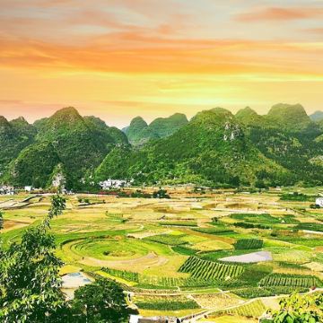 贵州贵阳+兴义+马岭河+黄果树景区+梵净山+镇远+荔波+西江千户苗寨7日6晚跟团游