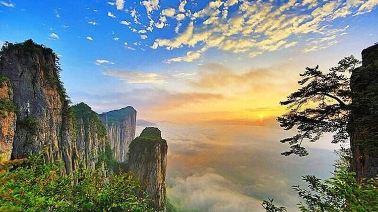 恩施市+屏山峡谷5日4晚跟团游·云上恩施·相遇峡谷1+1独立座椅头等舱豪车#金牌导游#含必消景交<乘竹筏夜游宣恩#大峡谷一炷香#屏山峡谷仙本那#梭布垭海底世界>1晚峡谷酒店+升3晚5钻酒店#1V1管家服务&专车接送#放心游