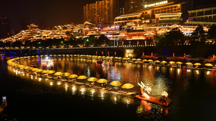 恩施市+恩施地心谷景区3日2晚私家团·【山海有约·一路繁华】VIP包车游｜1单1团｜自营车队｜直升新款7座车【宿】宣恩夜景&市区5钻酒店【游】地心谷+狮子关S浮桥+湖北洪崖洞+大峡谷1炷香【省】景交车全含#环线不绕路