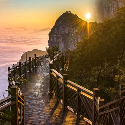 长沙+张家界+天门山+湘西+凤凰5日4晚跟团游