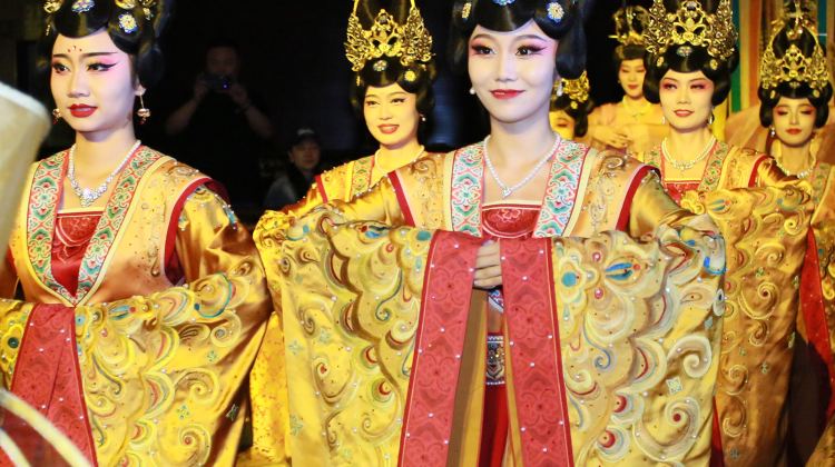 4-Day Small Group Tours: Terracotta Army, Xi'an City Wall, Xi'an Muslim Quarter | Discover Shadow Puppet + Marionette Performance + The Empress of Tang court dance·  