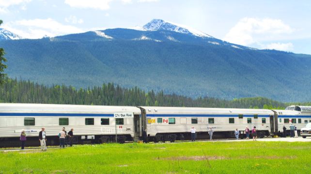 <5天>【加拿大國鐵火車之旅】溫進卡出·入住兩大國家公園小鎮+賈斯珀自由行+弓河瀑布+班夫國家公園+可選硫磺山纜車/瑪琳峽谷冰川徒步/班夫溫泉等特色體驗