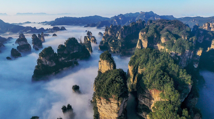 张家界+武陵源+天门山+大峡谷+凤凰古城5日4晚跟团游·一价必乘景交全含『8人纯玩小团』全景深度游+山顶日出+五钻温德姆|4大核心5A景区+空中田园+金鞭溪+袁家界+玻璃栈道|赠百龙天梯+航拍+夜游泛舟+苗服体验+凤凰三景