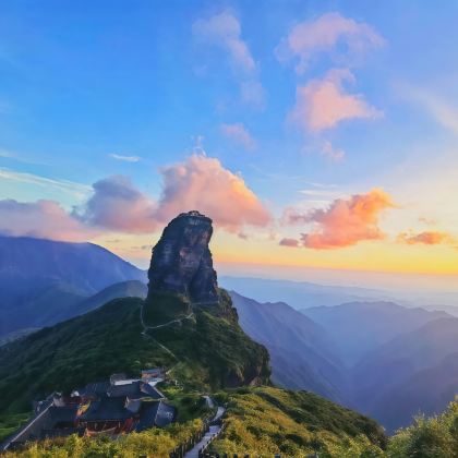 贵州黄果树景区+梵净山+镇远县+西江千户苗寨+荔波7日6晚跟团游