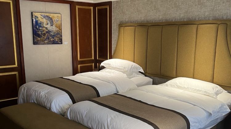8D7N · Group Tours · Chongqing + Wuhan + Yangtze River Three Gorges + The Three Gorges Dam Tourism Area East Lake Scenic  Enjoy comfortable, private balcony cabins with lie-back river views
