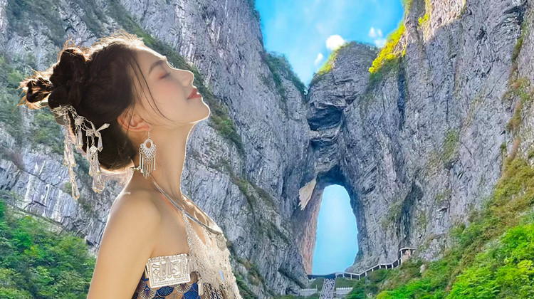 张家界+天门山+湘西+凤凰5日4晚跟团游·超v8人团·爸妈放心游·住山顶观日出+精选4钻酒店|张凤升级高铁往返|4大核心5A景区&空中田园+老屋场+金鞭溪+袁家界+玻璃栈道|赠百龙天梯+航拍+夜游泛舟+苗服体验+凤凰三景