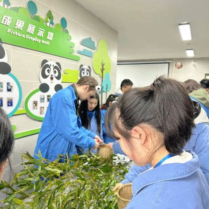 亲近自然 • 熊猫铲屎官私家团一日游 • 亲子营小小体验官【清扫圈舍&制作窝窝头】【颁发结业证书】 |  尊享全程包车服务 |  一单一团不拼车 |  锻炼孩子动手能力 |  更有惊喜放送 | 赠送仰天窝网红打卡地